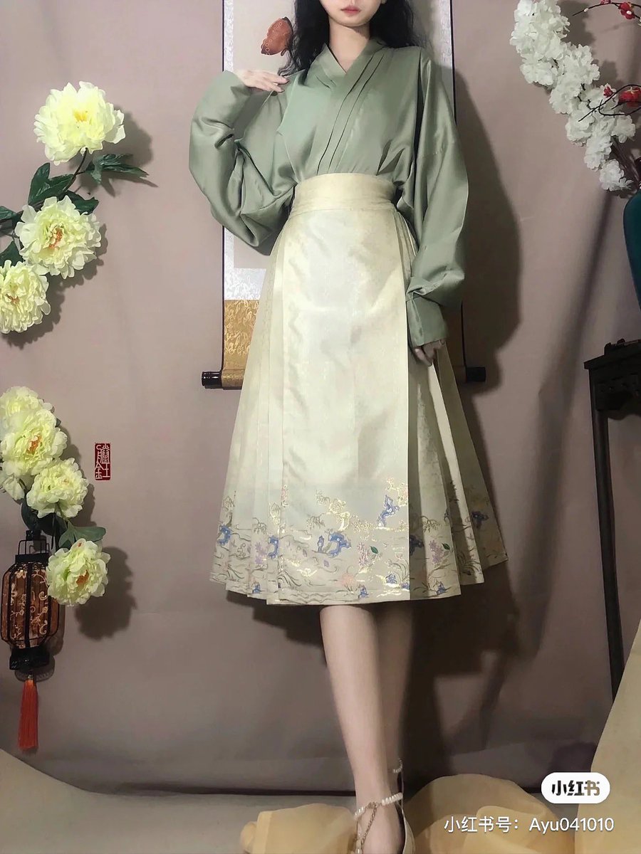 CapJennySparrow's tweet image. #Dior 
new design of Dior 22fall is actually doing cultural appropriation!
Image 1&amp;amp;2 is a skirt newly released by Dior. Image 3 is traditional Chinese Skirt called Ma Mian. Of which, the shape and cropping are unique and cannot be found anywhere else except China after Ming.