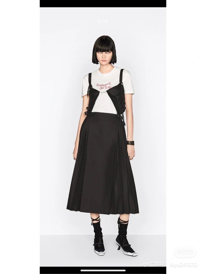 CapJennySparrow's tweet image. #Dior 
new design of Dior 22fall is actually doing cultural appropriation!
Image 1&amp;amp;2 is a skirt newly released by Dior. Image 3 is traditional Chinese Skirt called Ma Mian. Of which, the shape and cropping are unique and cannot be found anywhere else except China after Ming.