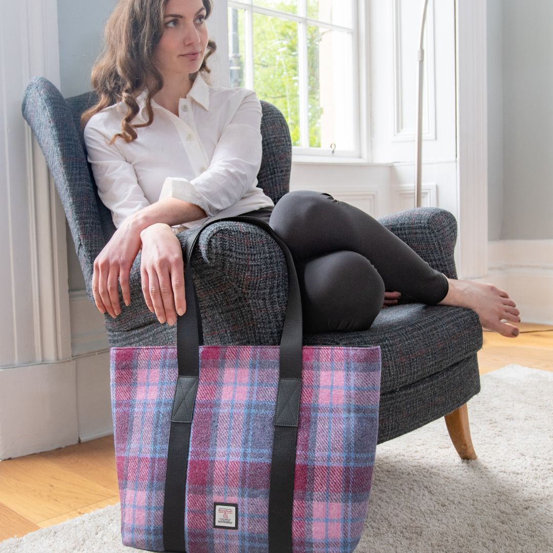 the_maccessori's tweet photo. Our Shopper Bag ๐
๐Two shoulder length carry straps
๐Full zip closure
๐Internal and external zip compartments
๐Reverse made from vegan leather
https://t.co/PDr7odAZ0R
#shopperbag #veganleather #vegan #harristweed #pinkbag #handbagqueen https://t.co/fV2g2Mw75o