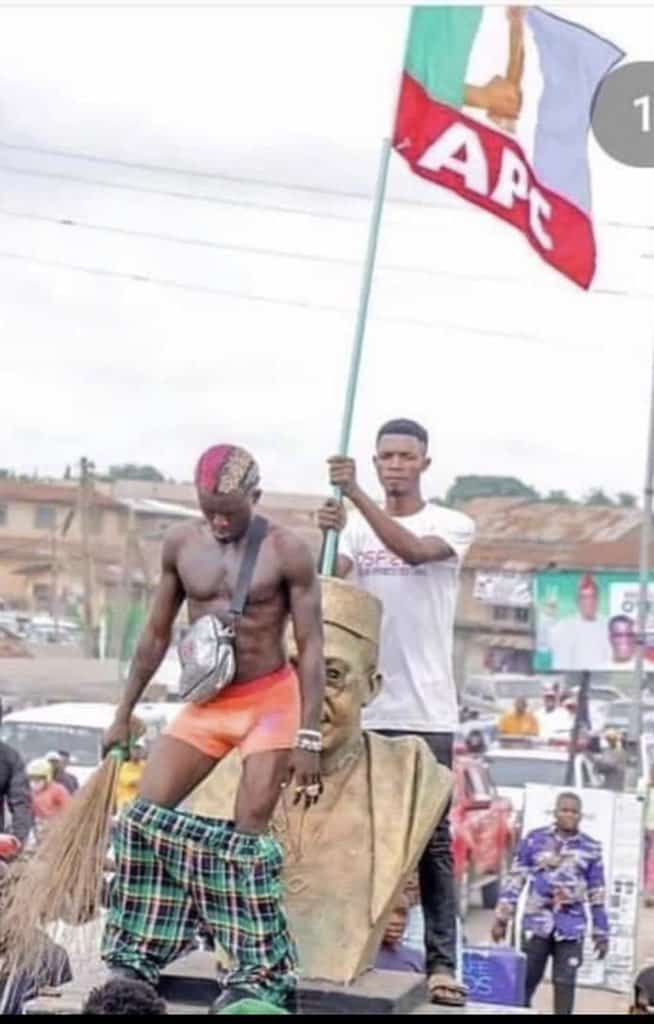 @Kwarapikin1 @Kemmy_Hammed Out of many artists wey dey Nigeria, na dis guy dey see carry. It shows their value and their mindset towards the youths. They believed most youths in Osun state are touts, that is why they are able to think of using him