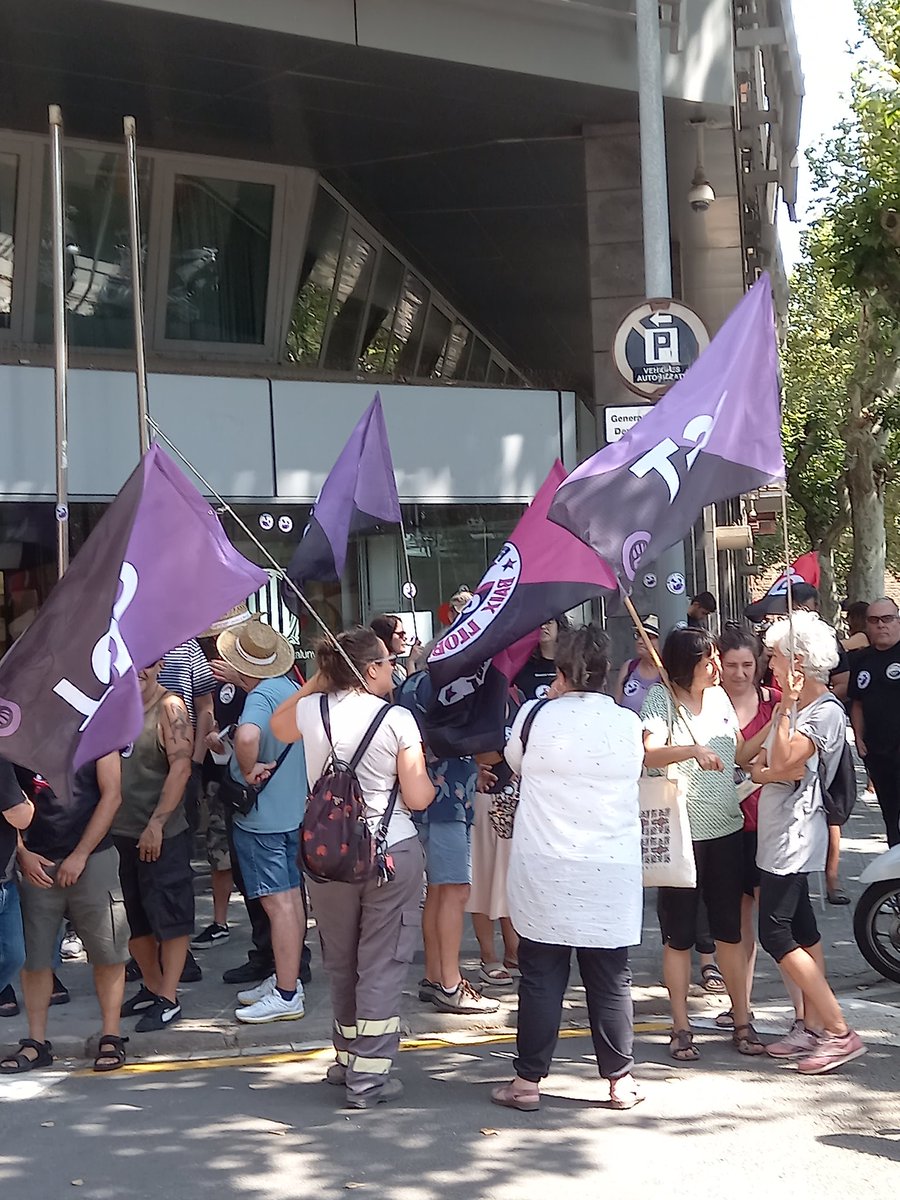 GenereCgtEnse's tweet photo. Concentració a Trball en suport de la companya Montse, sancionada amb suspensió de salari i sou durant 60 dies acusada de fer pintades al lavabo de @tuSEAT sense proves. Però com havia demanat activació del protocol d'assetjament, doncs, es clar, cal reprimir. Prou represió!!! https://t.co/VgPNg862NC