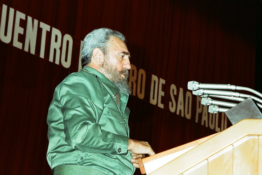 #Fidel: La cuestión no estriba en que cada país de nuestra área trate de salvarse por sí mismo, porque es un sueño imposible en un mundo dominado hoy por gigantes industriales y políticos.  Tenemos necesidad de crear entre todos un gigante, para poder realmente desarrollarnos...