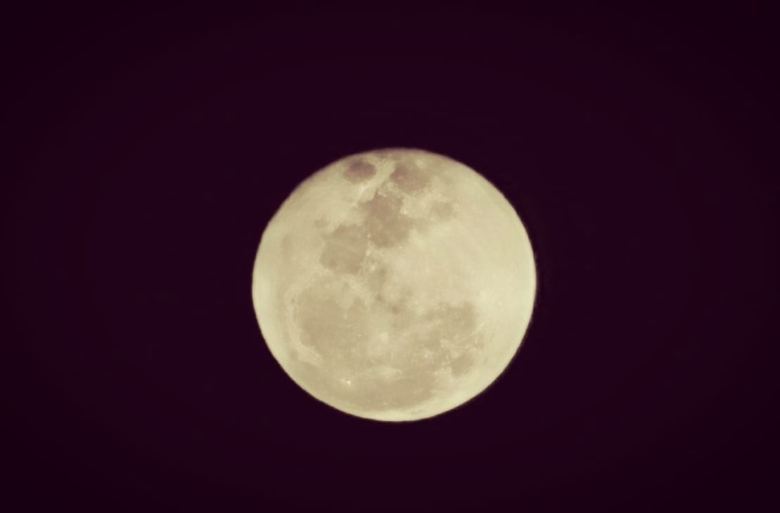 #Superlua - o #perigeu, ponto mais próximo entre a lua e a terra, coincide na  lua cheia e, por isso o seu tamanho foi 8% maior que o normal e com 2 dias consecutivos de #lua cheia no céu a 100%. #Astrofotografia  

#moon #supermoon #photography #Cosmos 
<a href="/StormHour/">#StormHour</a> <a href="/ThePhotoHour/">#ThePhotoHour</a>