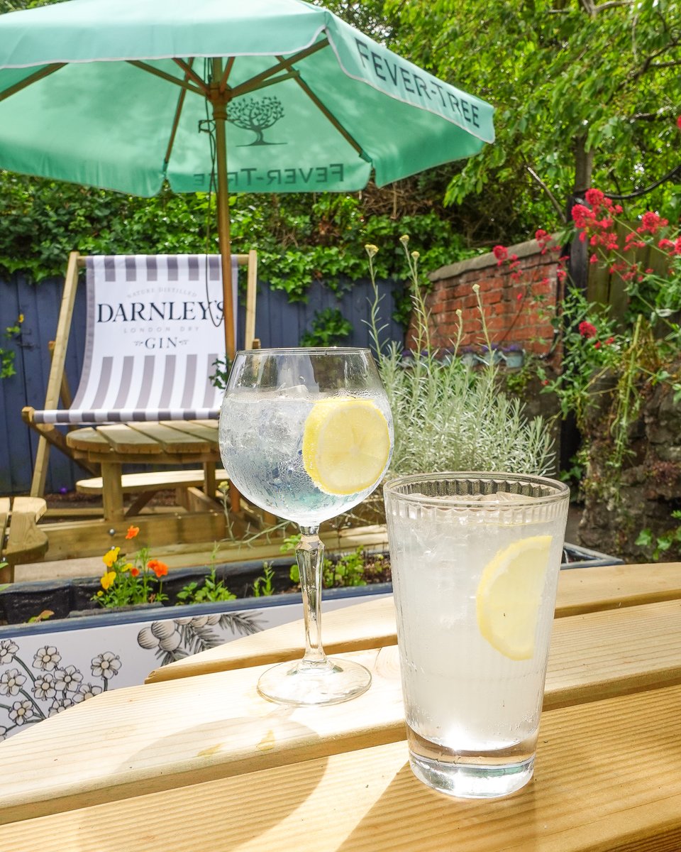 Alexa play 'Feels like Summer by Samuel Jack' 🌞 

With the heatwave fast approaching, get prepared and book your table in the beautiful Darnley's Gin Terrace @thesaintbarstandrews. With delicious cocktails and obligatory photo ops, enjoy the weather in our new Summer space🌿