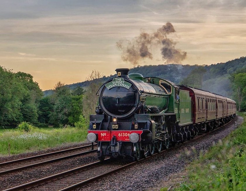 SunsetSteamExp's tweet photo. We've seen some sensational photos of #TheSunsetSteamExpress since our launch in 2019, and these have to be a few of our favourites. β€οΈ
If you take a photo during one of our trips, please do share it with us! π
πΈ IG: julian_paynter_photography
#mayflower #surrey #surreyhills https://t.co/C3OuKzuCaC