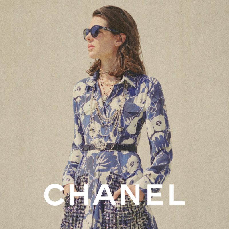 CHANEL's tweet photo. With masculine and feminine accents, the CHANEL Fall-Winter 2022/23 pre-collection. Embodied by House ambassador and spokesperson Charlotte Casiraghi.
Photographed by SMITH.
Now available in boutiques.
#CHANEL