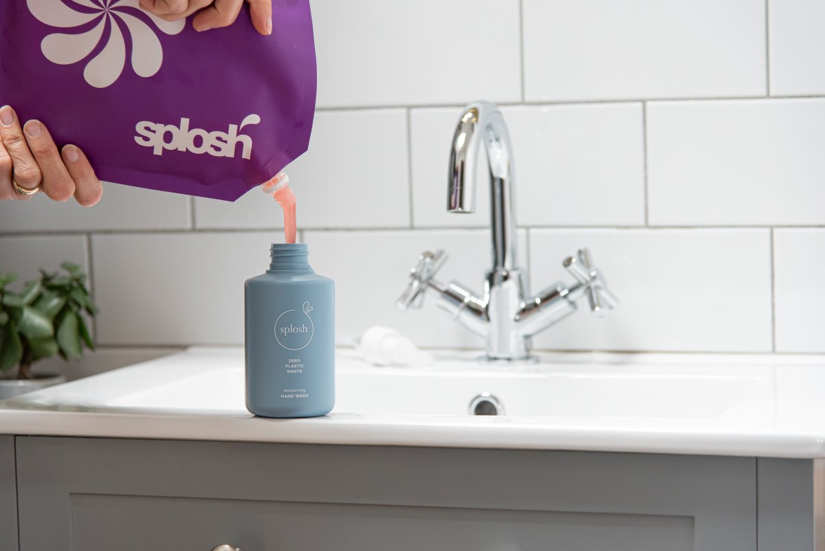 Sploshtweet's tweet photo. 6 times! This one refill pouch will refill your bottle 6 times! How? Our refills are concentrated. We do this to minimise transport CO2 emissions as it’s wasteful to transport water around in bottles, and to get our refills through your letterbox! #refills #environmentalyfriendly https://t.co/ATe2YToCSV