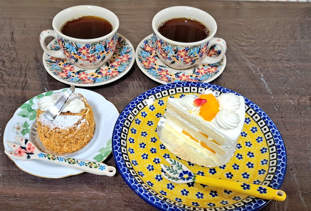 m1768138's tweet photo. 最近は万歩計1万歩超えしていますが、この最近甘いものを食べ過ぎております🤤😋
��に本日はブュッフェで食べすぎてしまい、反省😅
明日からは、甘い物を自粛します🫢
#シェラトン #トスティーナ #ポーリッシュポタリー #おうちカフェ #お家カフェ #ケーキ #ブュッフェ #アフタヌーンティー #舞浜 https://t.co/0hUG7m5bGi