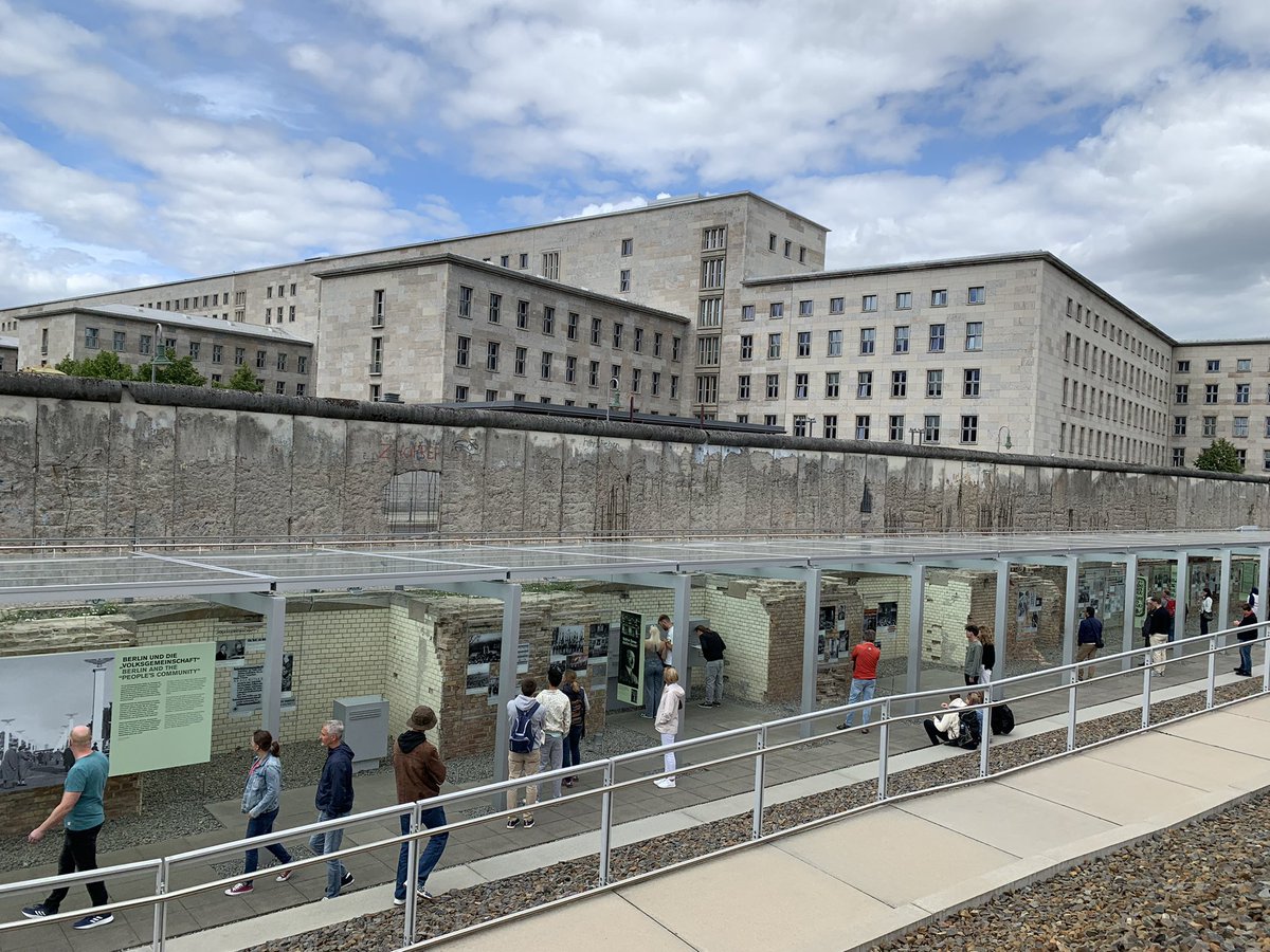 DrSambells's tweet image. Layers of history: Göring’s massive 2000-room Air Ministry (background), remnants of the Berlin Wall (middle) and the site of the former HQ of the Sicherheitspolizei, SD, Einsatzgruppen and Gestapo (foreground, now the Topography of Terror). #history #threeinone #berlin