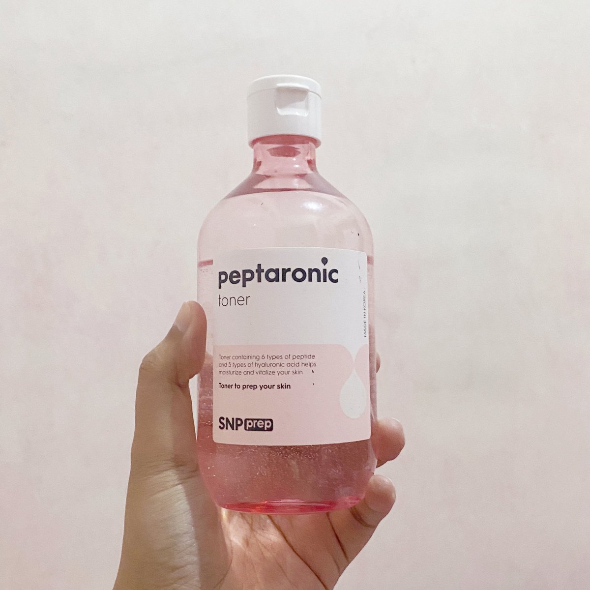 maevemabell's tweet photo. Pencarian tonerku berhenti di SNP PEPTARONIC, setelah nyoba hadalabo, pyunkang yul, the aubree, npure, wardah. SNP ini paling melembabkan. Tekturnya cair agak kental, kalo diratain bikin wajah glowing 🥺✨ dan aku ngerasa dia ngebantu serumku bekerja maksimal jadi cepet cerahnya. https://t.co/7RhCbIqvST