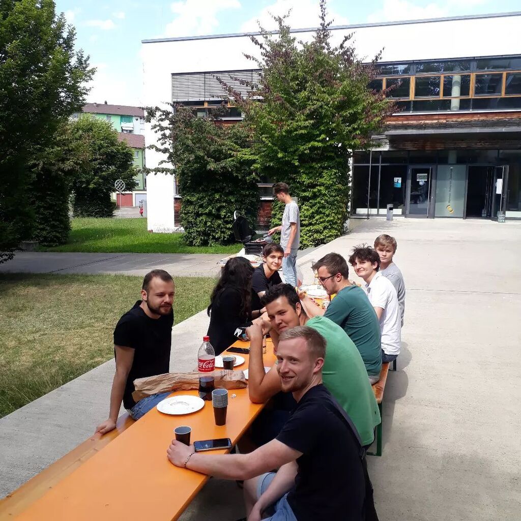 BBQ @hhz_bb for our Bachelor students in Digital Business. They just finished their final exam presentations... Now it's time for some drinks and BBQ. 🍔🥪🌭🍻
Congrats!

#hhz_bb <a href="/hochschule/">hochschule</a>.reutlingen #dbe #digitalbusiness #studium #Karriere instagr.am/p/CgCT6xyjU25/