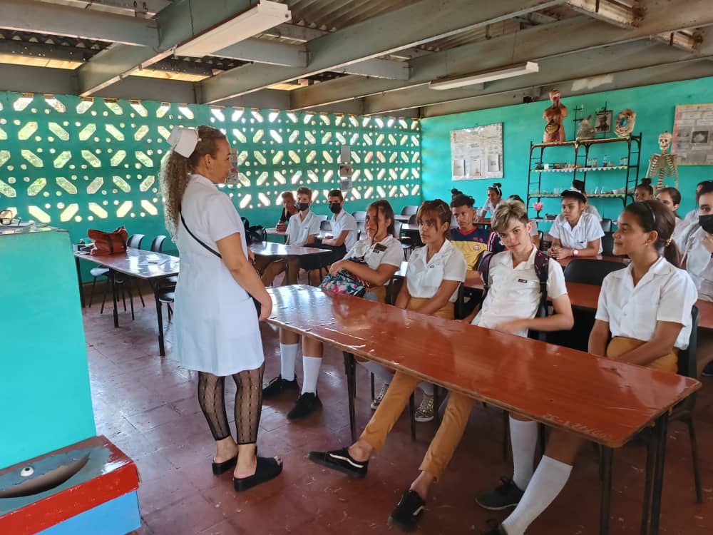 filial_moa's tweet photo. Trabajo de formación vocacional en la ESBU Rolando Monterrey. 
#VamosConTodo 

@UCMHolguin @Feucm_holguin @FeuBanesMED @MayariFeu @CienciasMedicST https://t.co/a3m66dWz3k