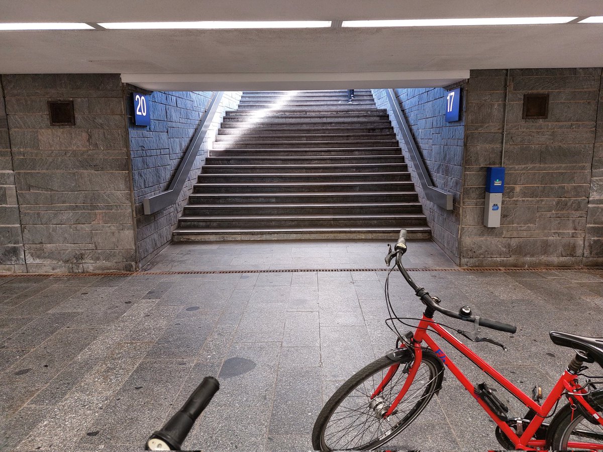 CMHafner's tweet photo. Interesting numbering of train platforms at #Berlin #Lichtenberg https://t.co/V69QWVNsJD