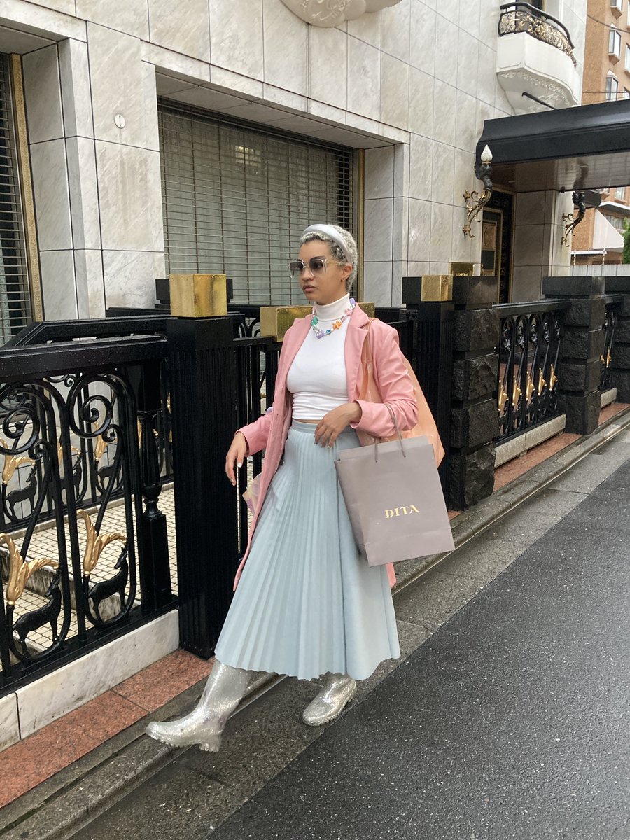 choomonline's tweet photo. Going for a fancy stroll 🫰✨😘 https://t.co/pgdYDf7MRV