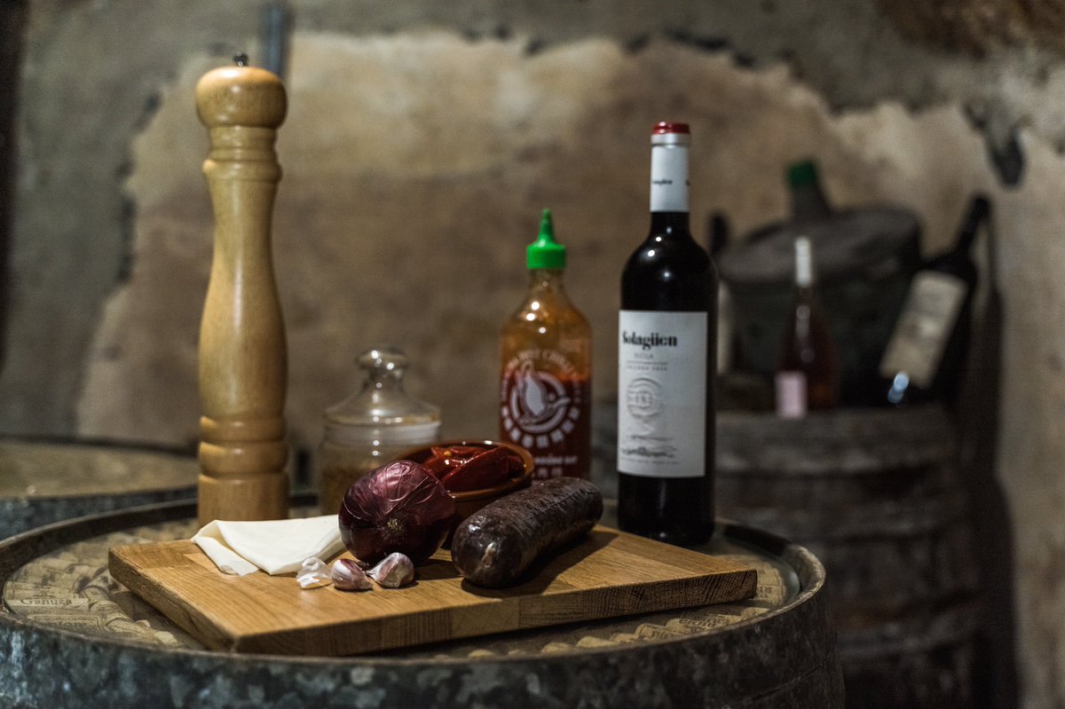 piperbeltz_'s tweet photo. Nueva #PiperReceta el domingo!
¿#piperbeltz bajo tierra?
En esta nueva receta que os presentaremos el domingo nos sumergimos en un lugar mágico: un calado tradicional de Rioja Alavesa excavado en el siglo XIX, en la que os deleitaremos con una receta muy suculenta y diferente https://t.co/tM0hap5BVp