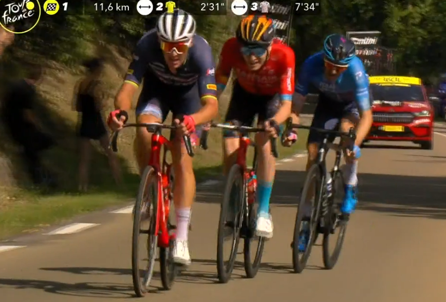 JPHHenneton's tweet photo. #cyclisme 🚴♂️ #TourdeFrance 🇫🇷 Étape 1⃣3⃣
Après l'attaque de Mads #Perdersen, il est acccompagné par Fred #Wright et Hugo #Houle
#TDF #TDF2022 #Vélo https://t.co/RzVjsx0xAM