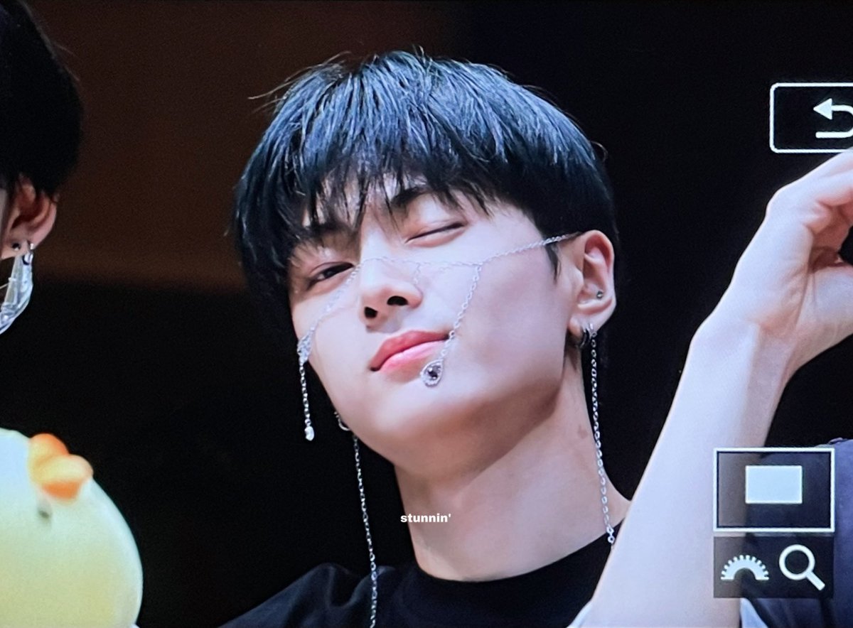 wonandonlyjay's tweet photo. 페이스체인이라는거대체몰까..
너무나잘어울려..............
진짜너무너무잘생김....
우리쫑이얼굴이제철이래요 https://t.co/uK4Mcxj1OD