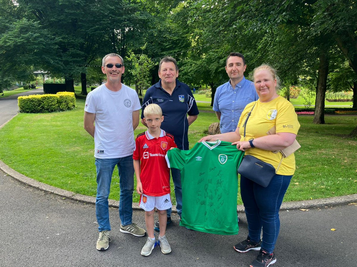 @J4gIreland Limerick event had an Irish football jersey as a prize, after a bit of delay we handed it over to the lucky winner, Jamie, today, The Jersey was signed by the team! Thank you @Limericksports. Pictured also @LimerickMHA & Jamies grandad Tom Hannan @MentalHealthIrl
