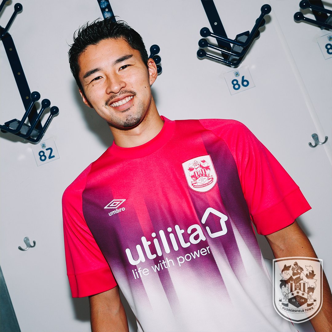 htafc's tweet photo. ようこそ、ハダースフィールド・タウンへ！🤩

#htafc | @Nkymyt | #TerrierSpirit https://t.co/q8EuFYVRQI