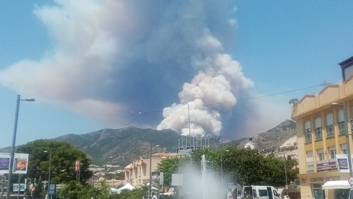AnaBLunaR's tweet photo. Cómo duele esto. Qué pena más grande... Nuestro monte... Ánimo a todos los que trabajan en la extinción de este incendio... #IFMijas #MiMonte #NuestroMonte #MiCasa https://t.co/oWNn0aBYWz