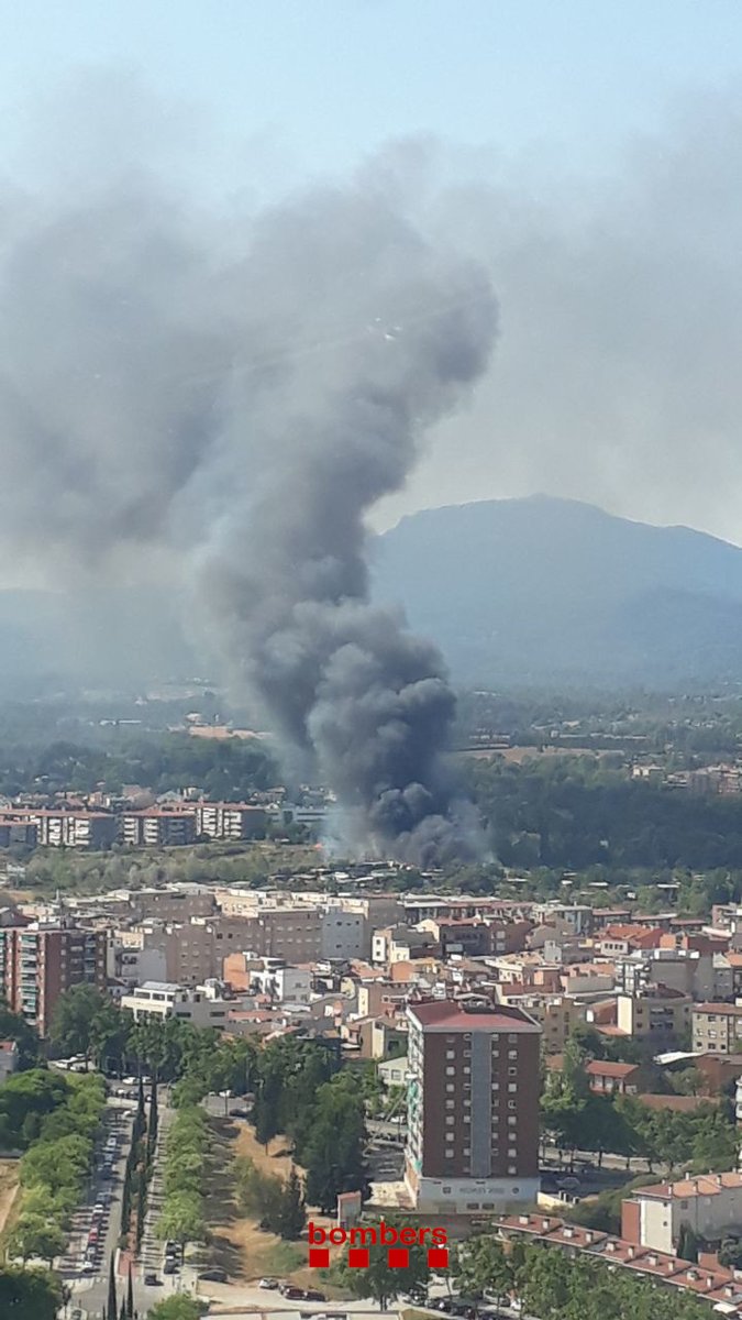 Incendi en una zona de barraques i vegetació a prop de la ronda d'Europa de Sabadell (avís 16.56h). Hi hem desplaçat 1 #maer i 8 dotacions terrestres #bomberscat.