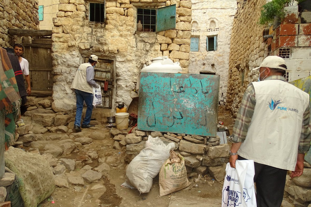 Humanlifeye's tweet photo. With the fund from  Pure Hands Organization,with the Supervision of the Supreme Council (SCMCHA). Human Life Foundation implements
Adhahi Meat Distribution Project for Needy &amp; Vulnerable Househoulds.
The project targeted 800families in Hajjah and AlMahwit governorates 1443 - 2022 https://t.co/ssuSwcsIC8