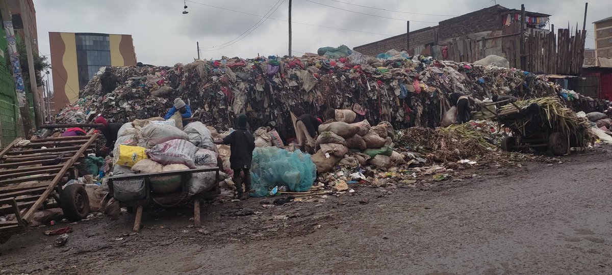 seremrays's tweet image. You definitely know a nation is failing or has failed already, when garbage has been left not discarded and disposed of properly. This disheartening scenario is seen from the capital city Nairobi to every town in Kenya 😭😭☹️☹️🙍🙍😦😦😞😞 #GarbageProblem @BenjiNdolo