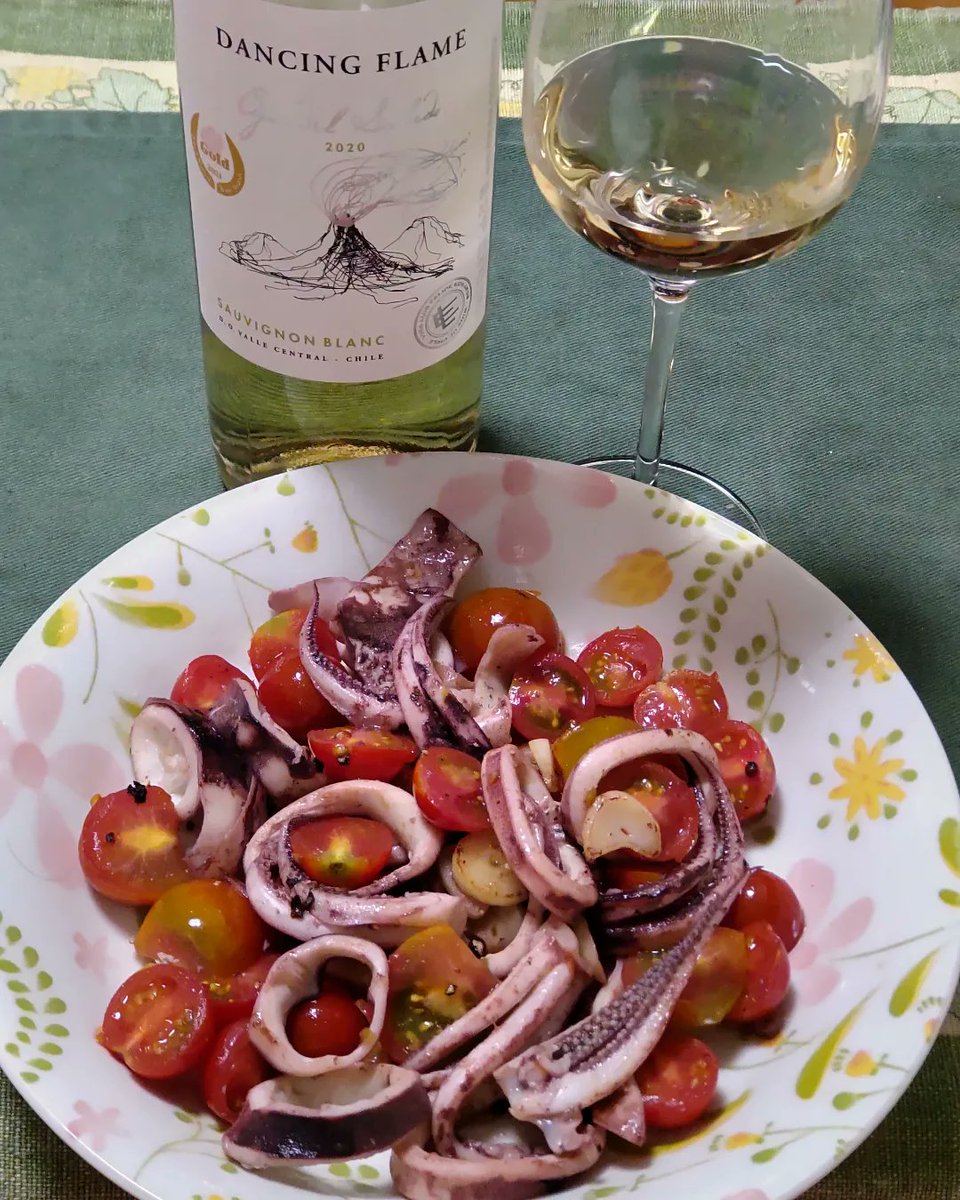 th6969jp's tweet photo. イカとトマトのニンニク炒め
Dancing Flame Sauvignon Blanc 2020 (チリ)
#ワイン #チリワイン #chiliwine #dancingflame #白ワイン #sauvignonblanc #ソービニヨンブラン #いかとトマトのガーリック炒め #今日のご飯 #今日の料理 #今日の夕食 #おうちごはん #家飲み #家ワイン #おうちワイン https://t.co/lDcvB5yRBH