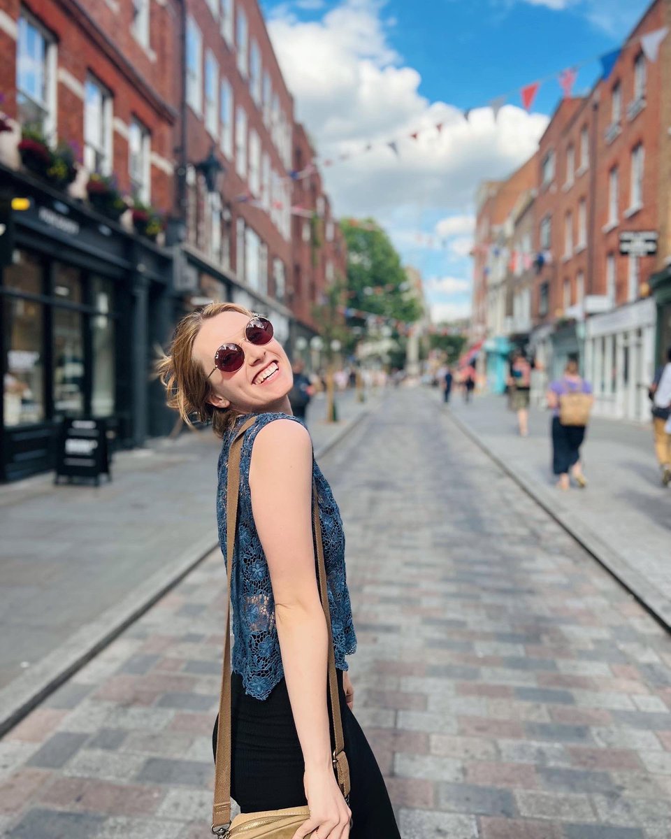 Gleeful gal. ✨the “I’m headed to the theatre with good company” face. 😊