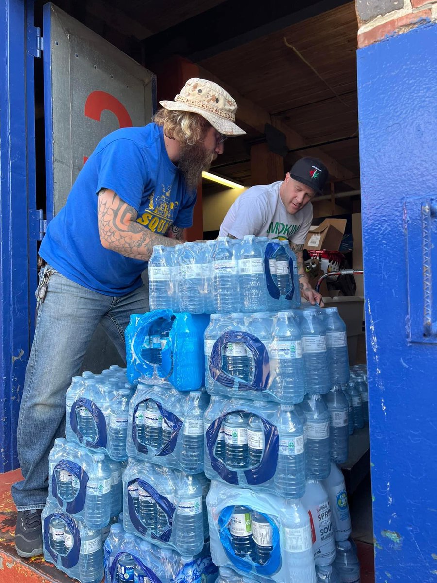 Satans666Finest's tweet photo. 30 cases of water
500 sandwiches & snacks
Two truck loads of clothing
#streetoutreach #feedingTheUnhoused #findingveterans https://t.co/mZQn5ZgkFC