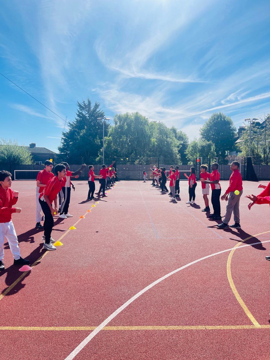 Yr8 students practicing their hand eye coordination in their cricket PE lesson  this morning! 🏏 #pelessons #cricket