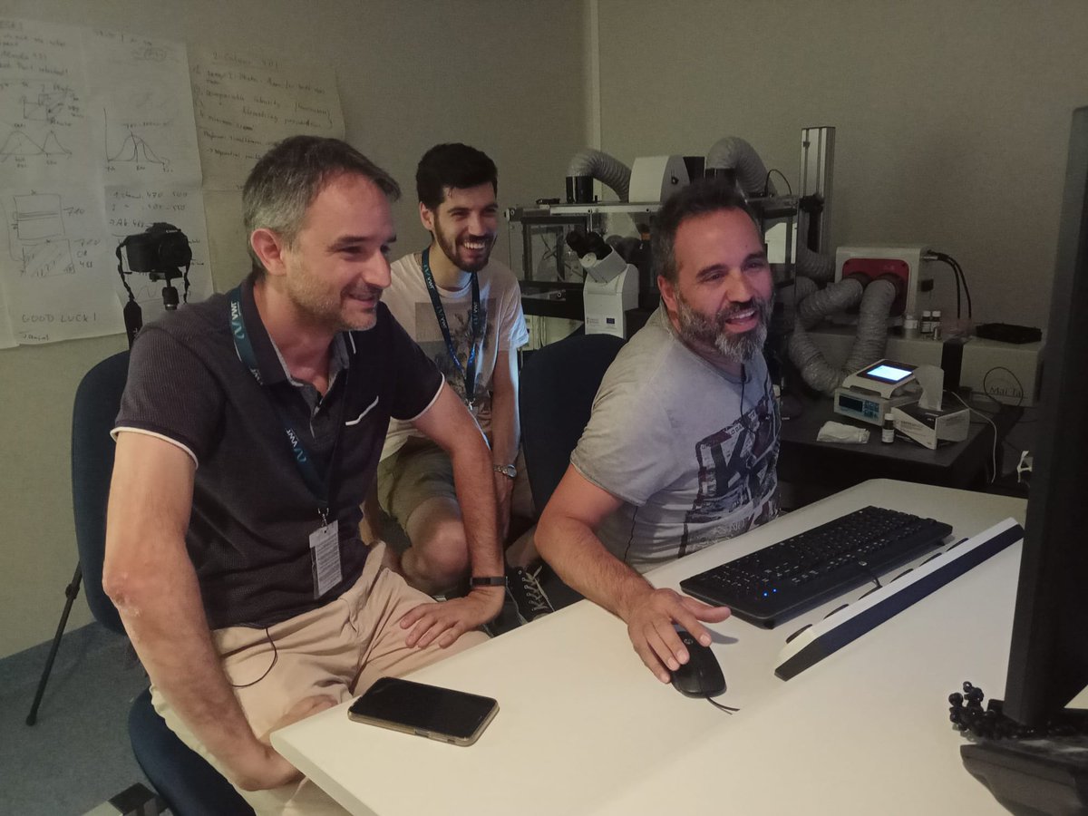 mira_ale's tweet photo. Qué bueno dejar la burocracia y los informes por un par de días para hacer algo de ciencia en el microscopio confocal, con @Oscar_Climent y Alberto Hernández, del @CIPFciencia . Hemos visto la placa dental en 3D, con y sin nuestro probiótico #Streptococcusdentisani (sigue vídeo!) https://t.co/9TqDcJskw3