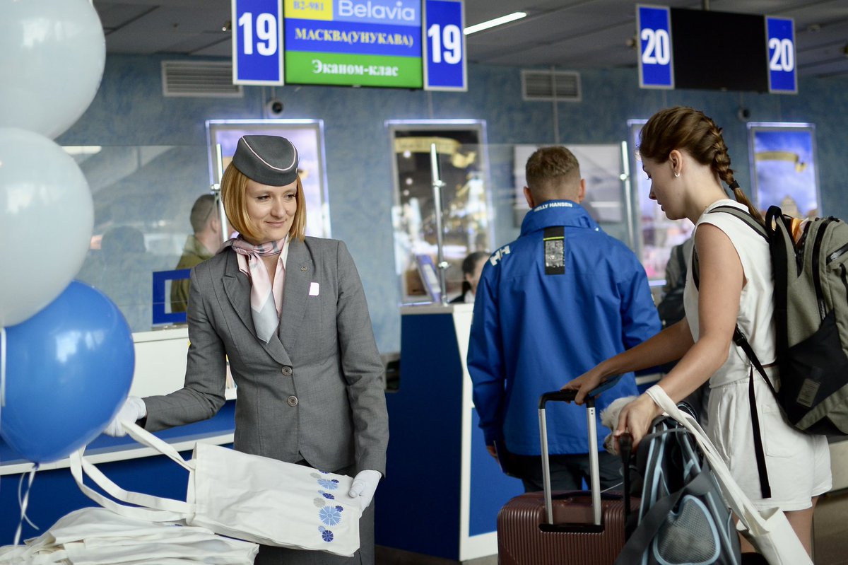 Belavia_by's tweet photo. Теперь Belavia летает и во Внуково🔥

Смотрите, как прошел первый рейс из Минска в Международный аэропорт Внуково (Москва). На регистрации пассажиров ждали памятные подарки, тематическая фотозона, десерты и шары. https://t.co/hNuKjGiXS2