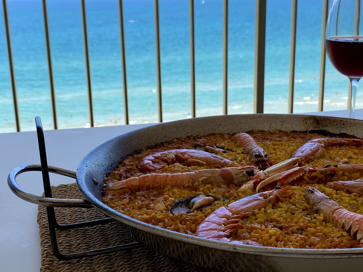 🔝🔝 ¿Ya tenéis todo preparado para este #verano🏖️? Nosotros sí. 🤫 Además ya tenemos nuestro elegante #portapaellas 🥘 de Irual (irual.net) para ser la envidia estas #vacaciones. 😉