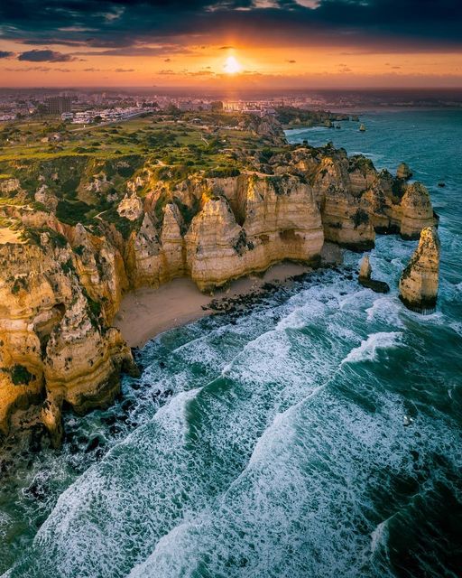 A truly Idyllic scenery to enjoy! 🌅🇵🇹 #Algarve #VisitAlgarve #Portugal #nature #coastallife #paradise #summer #travelphotography 📷 @henry_do/ IG