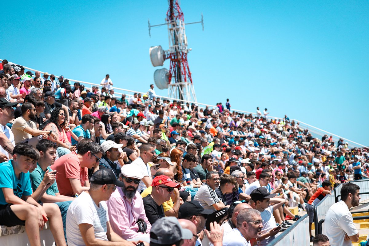 ADCeuta_FC's tweet photo. Tengo una idea... vamos a enseñarle a toda la afición el ambientazo del Murube, a ver si se anima a abonarse 🔥🔥🔥

¿Me ayudáis? 

Compartid vuestras fotos y vídeos favoritos de los domingos de Murube 🥰

¡¡¡Vamos a enseñárselo entre todos!!!

👇👇👇👇👇

#SiempreADCeutaFC ⚪️⚫️ https://t.co/kx4LO7r2Xc