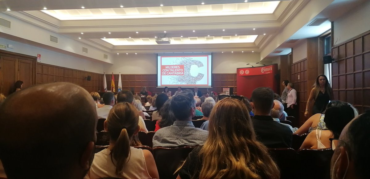 Aforo completo en la presentación del libro "Mujeres con talento de #Cantabria", en la <a href="/CamaraCantabria/">Cámara de Comercio de Cantabria</a>. Gracias a Carlos Barroso por su trabajo y enhorabuena por este éxito.