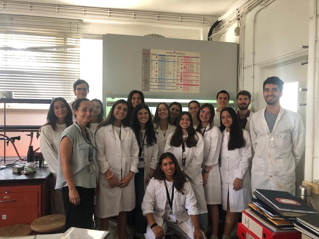 Biomass4Synthon's tweet photo. Today we contributed to Verão @ULisboa_ at @facfarmaciaUL. This activity allows for High School students to contact with faculties &amp; experiment one field of knowledge of their interest.
We hope we have sparked future pharmacists with the dibenzylideneacetone synthesis!👨‍🔬
#H2020 https://t.co/KRZbbR2ZWe