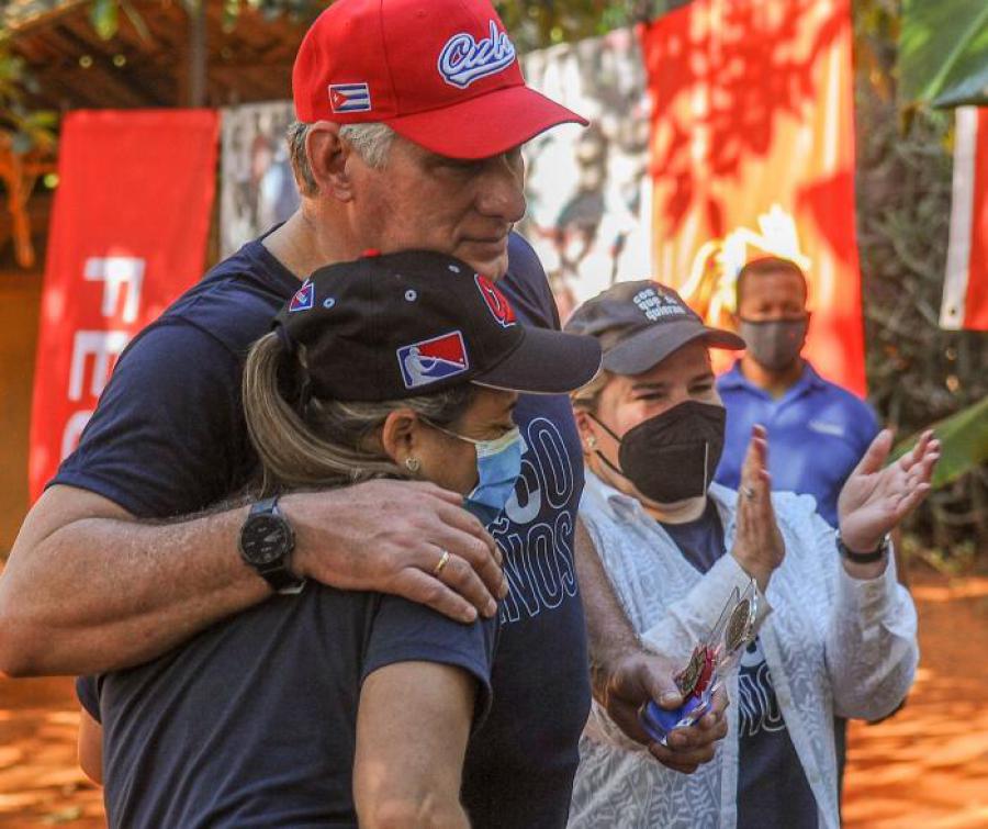 Somos un pueblo que junto a su Presidente, trabaja, ama y funda.
#CubaPorLaPaz