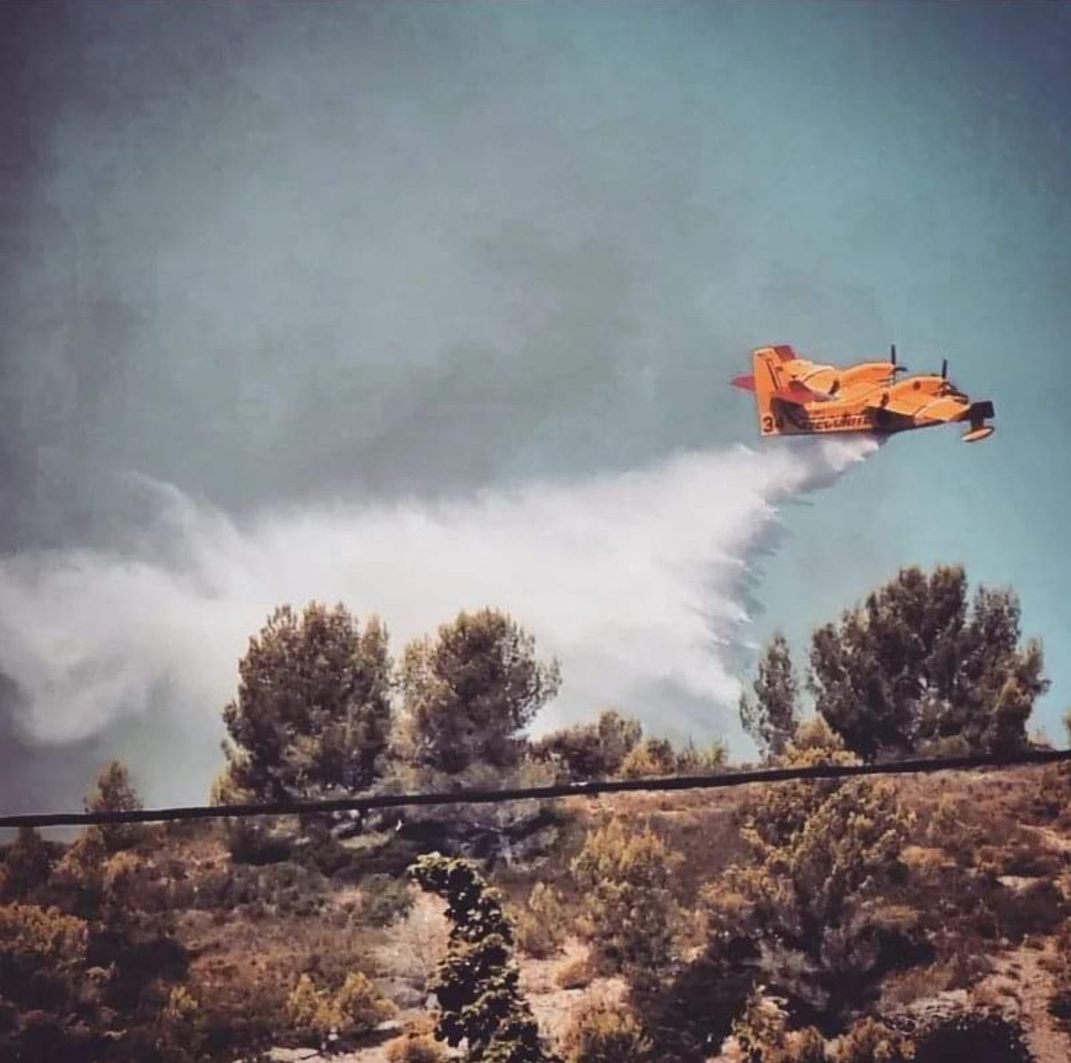 KOuaret's tweet photo. Merci à tous les soldats du feu @pompiers_13 @graveson.provence #graveson #montagnette  #fire #firesoldier #canadair https://t.co/kjHX0cxw7r