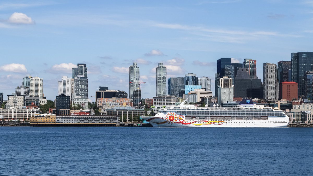 CJFPhotos's tweet photo. Norwegian Sun Cruise Liner Moored At Seattle. @EOSmag @PhotoPlusMag @CanonUKandIE @CruiseNorwegian #seattle #Cruise #NCL #skyline https://t.co/LrEzWTGGwY
