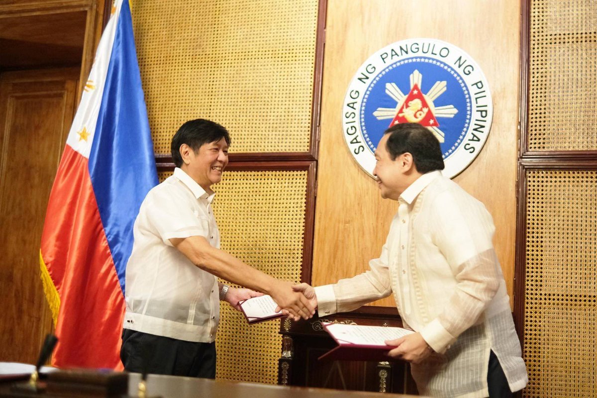 bongbongmarcos's tweet photo. Pagkatapos ng ating isolation period, tayo ay nakipag-usap kay Ambassador Manuel Antonio Teehankee at pinangunahan ang kanyang panunumpa bilang Philippine Permanent Representative to the World Trade Organization. https://t.co/cPFJPKW3r4