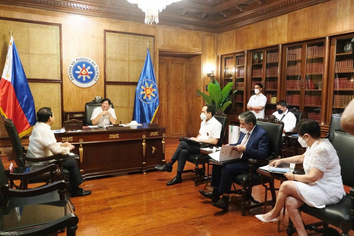 bongbongmarcos's tweet photo. Pagkatapos ng ating isolation period, tayo ay nakipag-usap kay Ambassador Manuel Antonio Teehankee at pinangunahan ang kanyang panunumpa bilang Philippine Permanent Representative to the World Trade Organization. https://t.co/cPFJPKW3r4