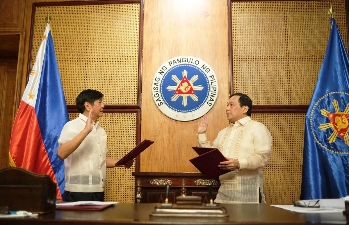 bongbongmarcos's tweet photo. Pagkatapos ng ating isolation period, tayo ay nakipag-usap kay Ambassador Manuel Antonio Teehankee at pinangunahan ang kanyang panunumpa bilang Philippine Permanent Representative to the World Trade Organization. https://t.co/cPFJPKW3r4