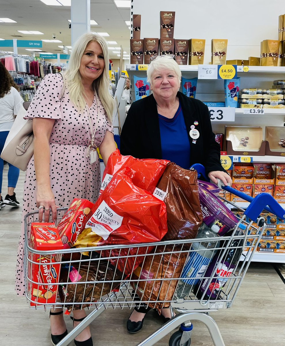 KarenLinley_'s tweet photo. Great week supporting our local community. Donations to #BreakfastBatteryBoxes to support families during school holidays.
#WoodlandsSchool refreshments for end of year prom.
@KeechHospice £500 from the sale of trolley coins 🛒
@Tesco Dunstable building stronger communities 😊 https://t.co/9MQac5Vohx
