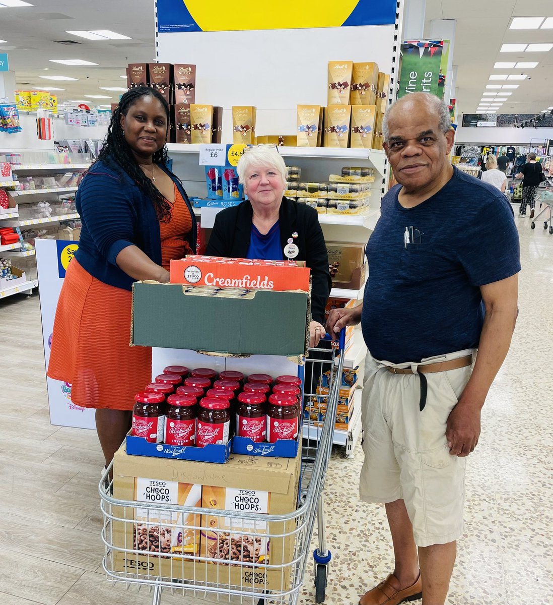 Great week supporting our local community. Donations to #BreakfastBatteryBoxes to support families during school holidays.
#WoodlandsSchool refreshments for end of year prom.
<a href="/KeechHospice/">Keech Hospice</a> £500 from the sale of trolley coins 🛒
<a href="/Tesco/">Tesco</a> Dunstable building stronger communities 😊