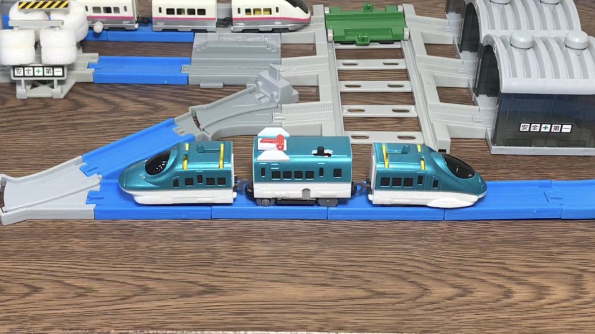 カププラファステックいいですね♪

カプセルプラレール　ファステック３６０S モーター化　カププラ　未来をつくる試験車両編
youtu.be/7MqhYcyg5B4