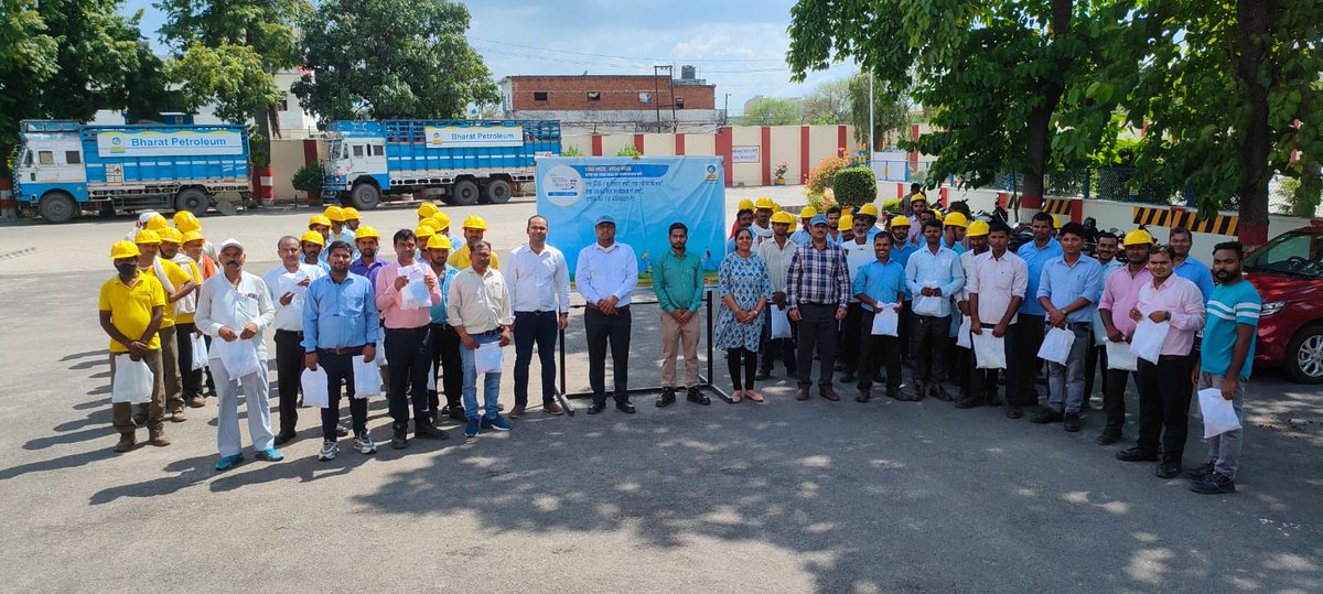 Bharatgas_Lucknow (@bharatgas_lko) on Twitter photo A total of 100 hygiene kits were distributed amongst the plant contract personnel during the ongoing Swachhta drive to encourage maintaining of personal hygiene at home and workplace.<a href="/BPCLimited/">Bharat Petroleum</a> #SwachhBharat #SwachhtaPakhwada <a href="/nairran1/">RANJAN NAIR</a> <a href="/BpclStateLPGUP/">Bharatgas State UP</a> <a href="/MonaSrivastava9/">Mona Srivastava</a> A total of 100 hygiene kits were distributed amongst the plant contract personnel during the ongoing Swachhta drive to encourage maintaining of personal hygiene at home and workplace.<a href="/BPCLimited/">Bharat Petroleum</a> #SwachhBharat #SwachhtaPakhwada <a href="/nairran1/">RANJAN NAIR</a> <a href="/BpclStateLPGUP/">Bharatgas State UP</a> <a href="/MonaSrivastava9/">Mona Srivastava</a>