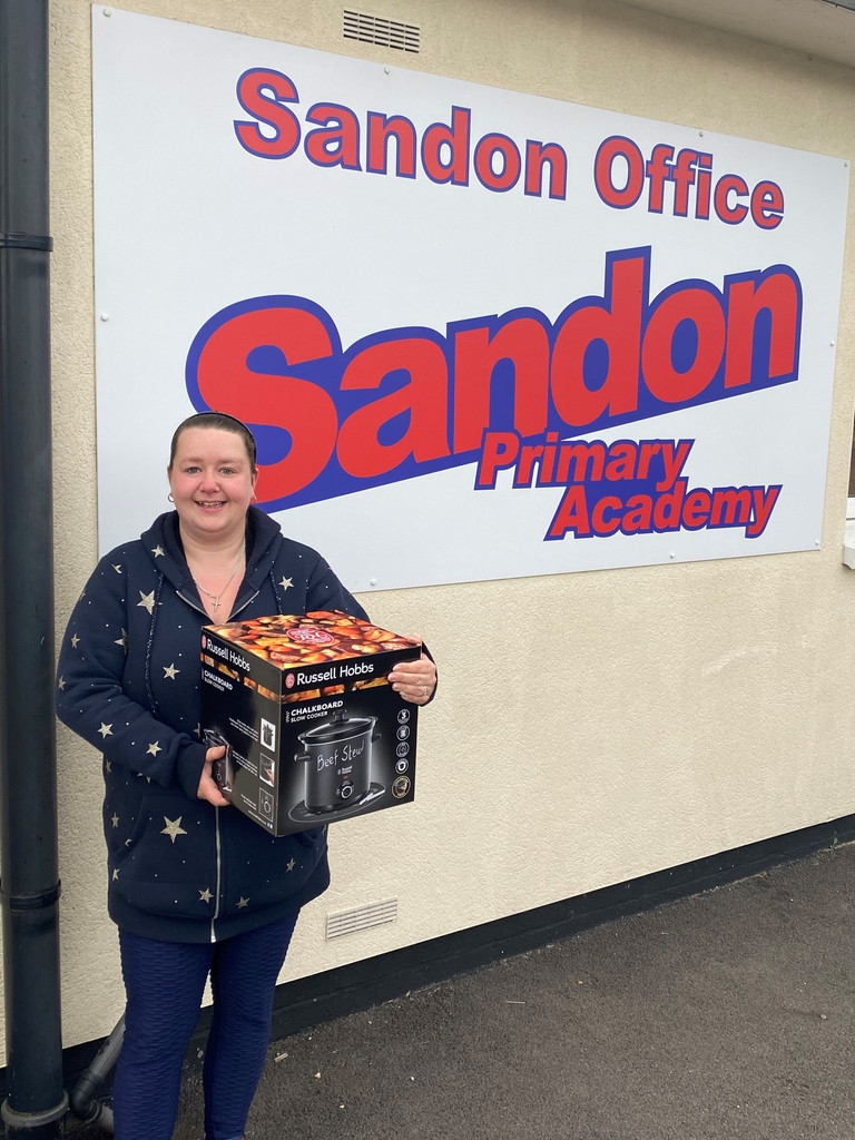 FarmFreshRev's tweet image. 🎉 𝑪𝑶𝑵𝑮𝑹𝑨𝑻𝑼𝑳𝑨𝑻𝑰𝑶𝑵𝑺!! 🎉
To our lucky parent from Sandon Primary who was chosen at random to win one of our fabulous slow cookers after completing our recent survey - well done👏 and thanks 🙏for doing the survey!!🥕 #staffordshirecharity #farmfreshrevolution