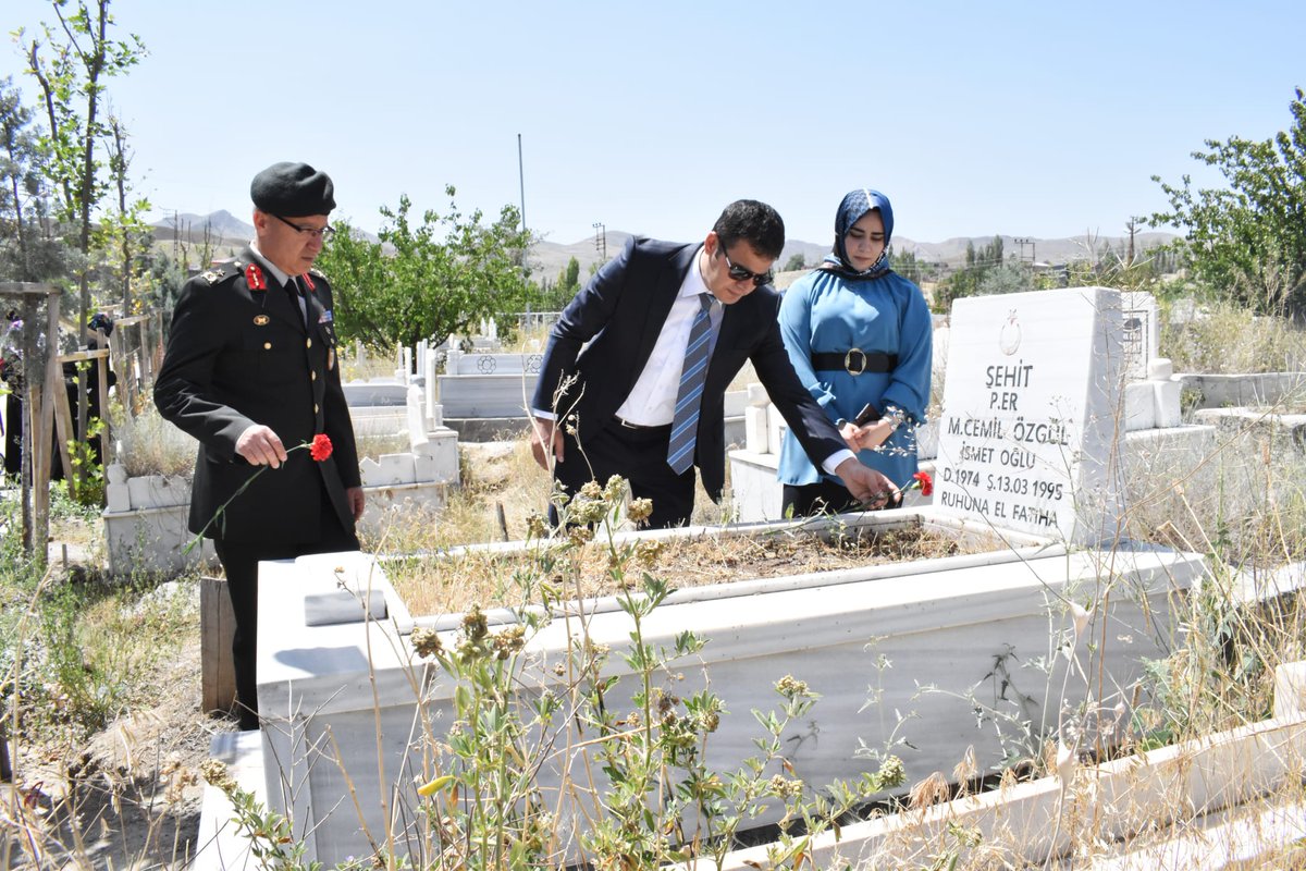 DBKaymakamligi's tweet photo. Kaymakamımız Mehmet Kemal Akpınar ve Protokol Üyelerinin katılımıyla, 15 Temmuz Demokrasi ve Milli Birlik Günü dolayısıyla Şehitlik ziyareti gerçekleştirildi. Şehitlikte, Şehitlerimize dualar edilerek, kabirlerine çiçekler bırakıldı. https://t.co/QQUWR5Uuik